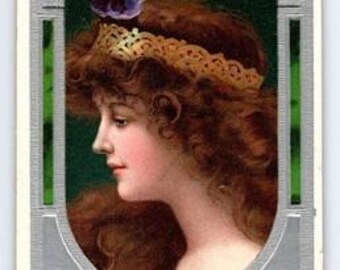 ヴィンテージ 1908年 クリスマスポストカード 素敵な女性のポートレート パンジー ヒイラギ エンボス加工