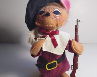 Annalee Dressed Mouse Figurine Pilgrim With Rifle Thanksgiving Festive 6in