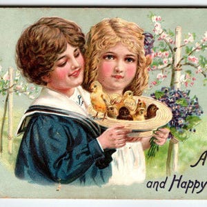 Carte postale de Pâques 1910 garçon fille bébé poussins au chapeau fleurs en relief série 112