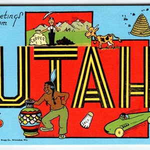 Könnte beinhalten: Vintage Postkarte mit der Aufschrift "Greetings from Utah". Das Bild zeigt Illustrationen eines Bergmanns, einer Kuh, eines Bienenstocks, einer indigenen Person, einer Vase, eines Rennwagens und eines Salzstreuers, im Cartoon-Stil.