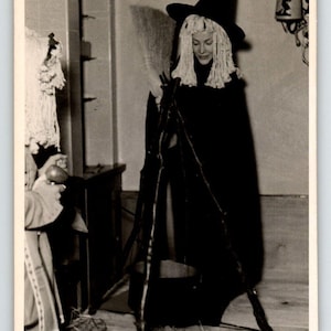ハロウィンポストカード 実写 魔女 女の子 ほうき 大釜 RPPC ヴィンテージ 未投稿 ユニークなギフト
