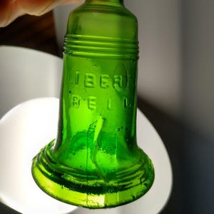 Bouteille en verre verte Carnival Liberty Bell PA Médecine des années 1970 Mini 3" rétro