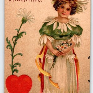 Carte postale romantique Femmes en robe fleurie, coeur de lys en relief 1908, Allemagne