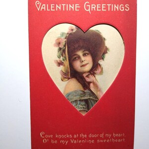 Antike Klappkarte zum Valentinstag Diecut Herz signiert Love Knocks At Door