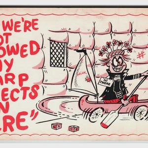 Könnte beinhalten: Vintage Cartoon-Postkarte mit rotem Rand und dem Text "ABER SCHARFE GEGENSTÄNDE SIND HIER NICHT ERLAUBT". Die Illustration zeigt eine Person in einem Boot mit Rädern, einem Segel und einem Paddel. Der Hintergrund zeigt eine gepolsterte Wand.