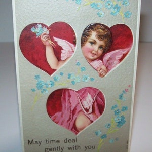 Carte postale Saint Valentin chérubin regarde à travers 3 coeurs série 699 cadeau unique allemand vintage