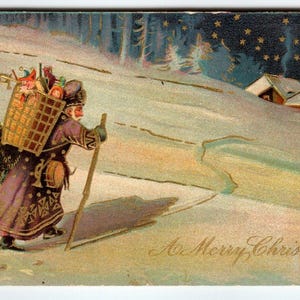 Weihnachtsmann-Weihnachtspostkarten-purpurroter Anzug-Mantel, der im Schnee mit X-mas Baum geht