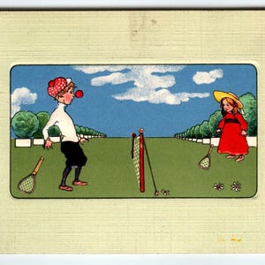 Mädchen-Junge, der Schläger-Sport auf Rasen-Feld-Tennis-Vintage Postkarten-Serie 562 spielt