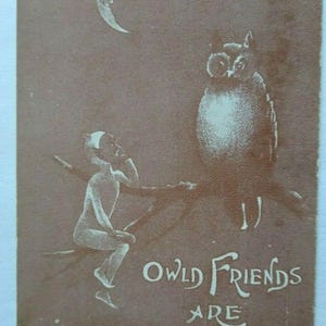 Könnte beinhalten: Vintage Postkarte in Sepia-Ton mit einer Eule auf einem Ast, einer Figur und einem Halbmond. Der Text lautet "Owld Friends Are Dearest". Die Illustration hat eine skurrile, antike Ästhetik.