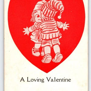 Carte postale Saint-Valentin garçon fille enfants étreignant grand coeur rouge vintage