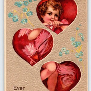 Carte postale de la Saint-Valentin Le chérubin regarde à travers 3 coeurs toujours fidèles