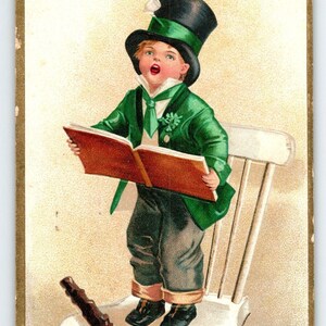Carte postale de la Saint-Patrick Ellen Clapsaddle 1909 Petit garçon en vert sur une chaise Cadeau unique