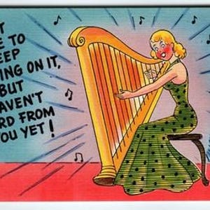 Könnte beinhalten: Vintage Postkartenillustration einer Frau, die eine goldene Harfe spielt. Sie trägt ein grünes Polka-Dot-Kleid und sitzt auf einem Hocker. Der Text lautet: „Ich hasse es einfach, weiter zu harfen, aber ich habe noch nichts von dir gehört!“ Musiknoten umgeben sie.