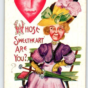 Carte postale de Saint-Valentin dont l'amoureux êtes-vous le coeur avec un visage humain fantastique