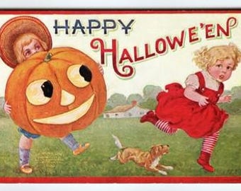 Könnte beinhalten: Vintage Halloween-Postkarte mit Kindern und einem Hund. Ein Kind trägt einen großen Kürbis, während ein anderes in einem roten Kleid rennt. Die Worte "Happy Halloween" stehen oben in Rot und Blau.