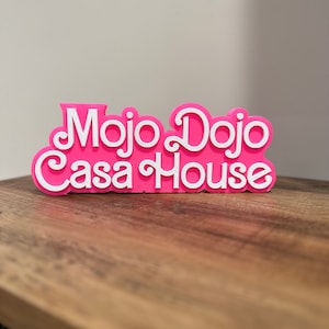 Personalisierter Mojo Dojo Puppenhaus Magnet: Rosa/Weißes Kinderzimmer Dekor