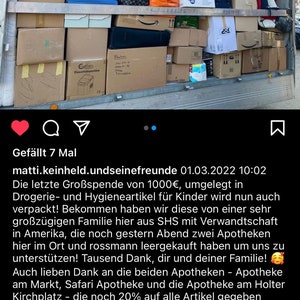 May include: A truck bed filled with boxes and bags. The caption reads "matti.keinheld.undseinefreunde 01.03.2022 10:02 Die letzte Gro&szlig;spende von 1000&euro;, umgelegt in Drogerie- und Hygieneartikel f&uuml;r Kinder wird nun auch verpackt! Bekommen haben wir diese von einer sehr gro&szlig;z&uuml;gigen Familie hier aus SHS mit Verwandtschaft in Amerika, die noch gestern Abend zwei Apotheken hier im Ort und rossmann leergekauft haben um uns zu unterst&uuml;tzen! Tausend Dank, dir und deiner Familie! Auch lieben Dank an die beiden Apotheken - Apotheke am Markt, Safari Apotheke und die Apotheke am Holter Kirchplatz - die noch 20% auf alle Artikel gegeben haben, um zu helfen! Auch einen gro&szlig;en Dank an die tatkr&auml;ftigen Helfer, die heute und die letzten beiden Tage mit angepackt haben! Hier zu sehen, @philippgrothaus und einer der K&ouml;che aus dem @gasthofzur! Wie ihr sehen k&ouml;nnt, haben wir wirklich jeglichen Platz genutzt und bis unter's Dach gestapelt!"