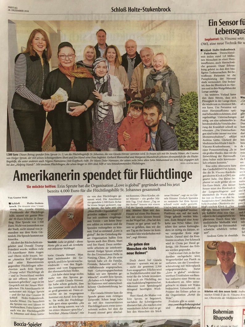 May include: A woman in a red sweater hands a stack of bills to a woman in a black jacket. The text in the image reads "Amerikanerin spendet f&uuml;r Fl&uuml;chtlinge" and "Love is global".