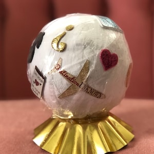 Sfera di cristallo che predice la fortuna e la sorpresa