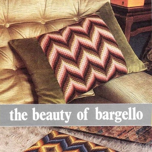 Könnte beinhalten: Zwei Beispiele für Bargello-Stickerei, eine traditionelle Sticktechnik. Das erste ist ein Kissen mit einem Chevron-Muster in Rosatönen, Braun und Beige. Das zweite ist ein Hocker mit einem Rautenmuster in Blautönen, Gelb und Braun. Der Text "die Schönheit von Bargello" wird unter dem ersten Bild angezeigt.