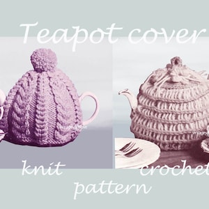 Puede incluir: Dos imágenes de cubiertas para tetera, una tejida y otra hecha a crochet. La cubierta tejida es de color morado claro con un pompón en la parte superior. La cubierta de crochet es de color rosa claro y tiene un aspecto más texturizado. Ambas cubiertas están sobre teteras.