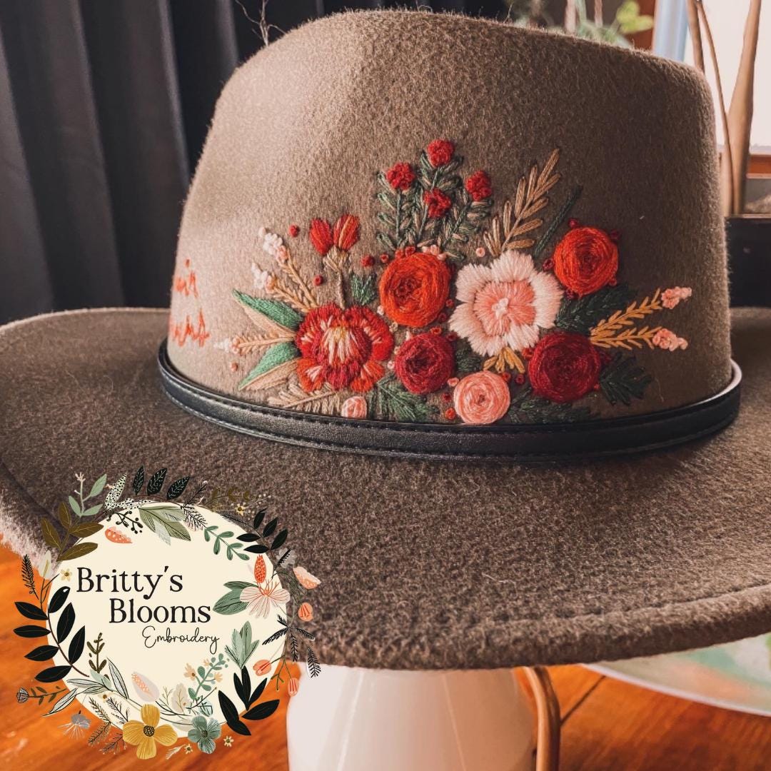 CUSTOMIZED FEDORAS WITH FLOWERS Черная фетровая шляпа с венком из полевых цветов: стиль  main image 2