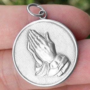 Betende Hände-Medaillenanhänger, Gelassenheit 27 x 24 Millimeter – christlicher religiöser Schmuck aus massivem Silber „Betende Hände-Gebetsmedaille“