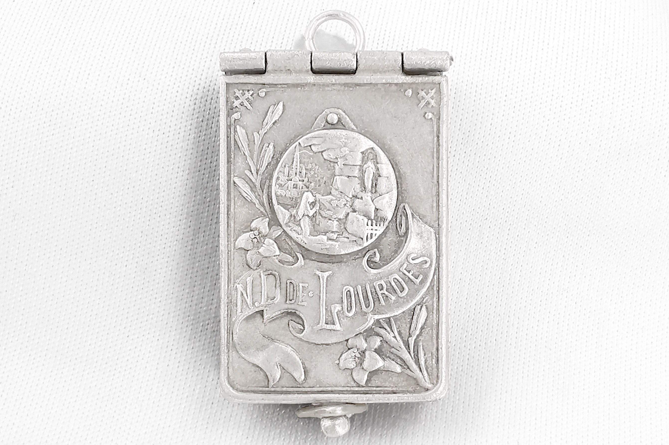 Pendentif Antique , Petit Livre de Lourdes, Argenté avec Photos Dedans/Small Pendant, Book Of Silver