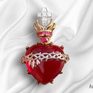 Colgante exvoto del Sagrado Corazón de Jesucristo, rubíes genuinos y cristal, con cruz de plata maciza adornada con moissanitas.