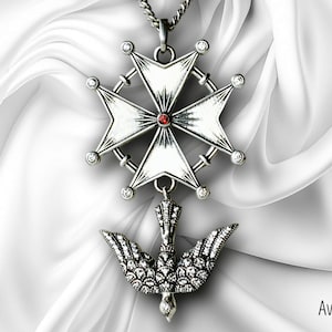 Peut inclure: Un pendentif en argent avec une croix blanche de Malte et un bijou rouge au centre. La croix est entourée d'un cercle de petits bijoux. Une colombe argentée avec un corps orné de bijoux pend de la croix.