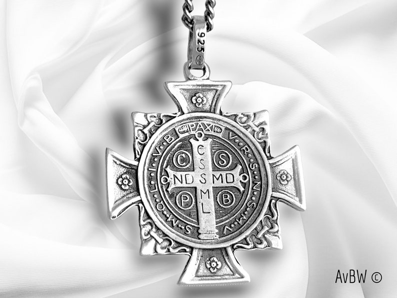 Croix de Saint Benoît, pendentif en Argent Massif, Symbole de Protection Divine, de Foi, Bijou Artisanal Religieux design Antique Français image 3