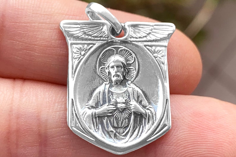 Medaglia religiosa Sacro Cuore di Gesù in ali d'argento - Etsy Italia