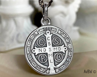 Médaille pendentif de Saint Benoît debout, version Antique sombre, haute qualité - Argent Massif Exorcisme PAX + de 8 grammes !