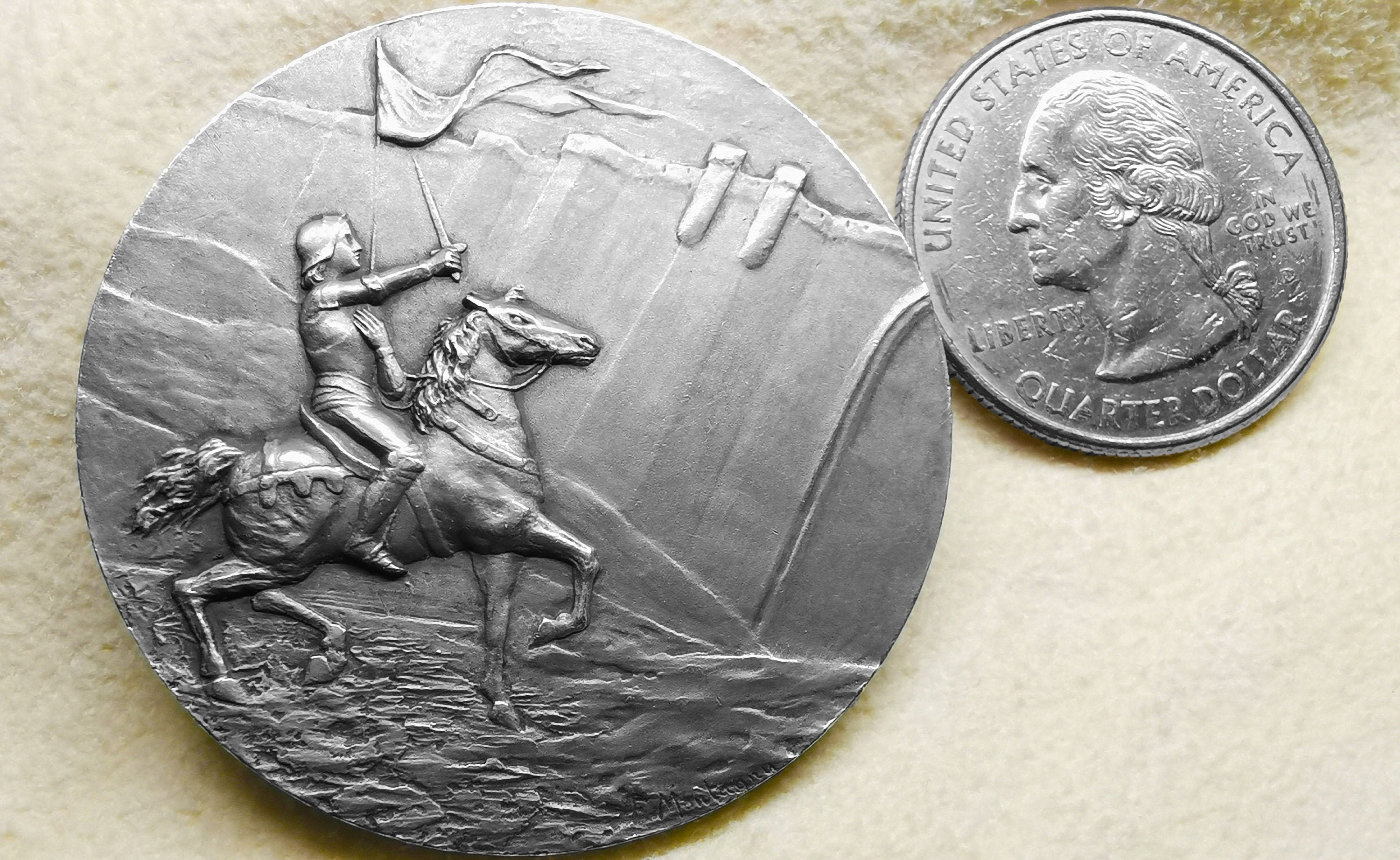 Médaille Antique Jeanne d'Arc, Française en Argent Massif , Signée F.Montagny / Große Antike Französische Sterling SilberMedaille, 34,31 g