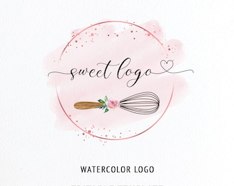 Puede incluir: Un diseño de logotipo con un círculo de acuarela rosa con detalles en oro rosa, el texto sweet logo en letra negra, un pequeño corazón y una ilustración de un batidor decorado con una rosa rosa y hojas verdes, con el texto WATERCOLOR LOGO EDITABLE TEMPLATE.