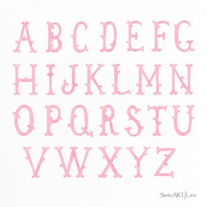 Pu&ograve; includere: Un set completo di lettere maiuscole dell'alfabeto inglese dalla A alla Z, reso in uno stile acquerello rosa tenue con dettagli decorativi serif. Le lettere sono disposte su quattro righe e il testo Sveta ART Lana appare nell'angolo in basso a destra.