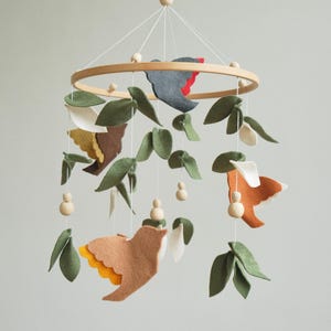 Felt Leaf & Bird Baby Mobile in Natural Tones – Nursery Mobile