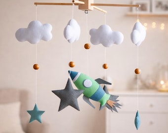 Giostrina per culla a tema spaziale con stelle e nuvole.