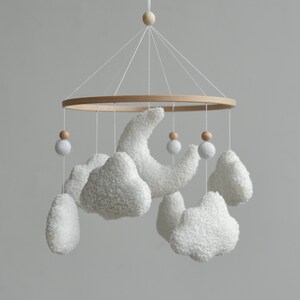 Mobile nuage bouclé pour lit de bébé, mobile neutre pour bébé, décoration nuage pour chambre de bébé, cadeau de baby shower, mobile pour berceau, mobile à suspendre, mobile pour bébé bohème image 8