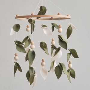 Blommigt blad babymobil, grön barnkammardekor, bohemisk babyshowerpresent Mobile on photo