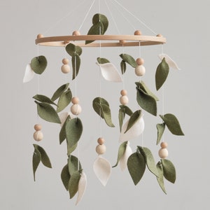 Baby-Wald-Mobile, grünes Blumen-Kinderzimmer-Mobile, Blatt-Krippen-Mobile, neutrales Mobile, hängendes Mobile, grünes Mobile, Babyparty-Geschenk Mobile on photo