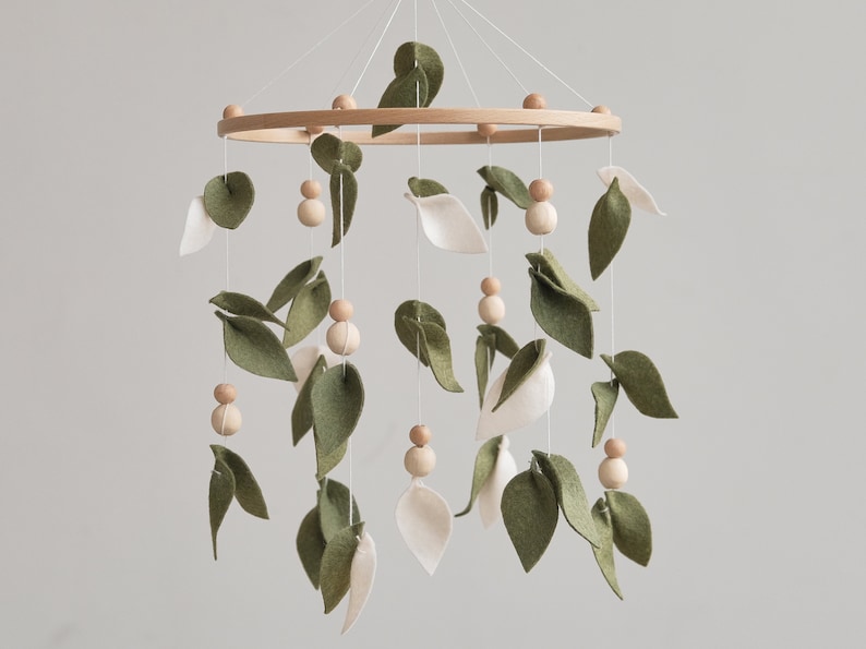 Blommigt blad babymobil, grön barnkammardekor, bohemisk babyshowerpresent Mobile on photo