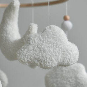 Mobile nuage bouclé pour lit de bébé, mobile neutre pour bébé, décoration nuage pour chambre de bébé, cadeau de baby shower, mobile pour berceau, mobile à suspendre, mobile pour bébé bohème image 4