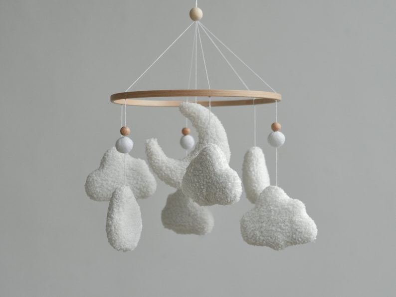 Mobile nuage bouclé pour lit de bébé, mobile neutre pour bébé, décoration nuage pour chambre de bébé, cadeau de baby shower, mobile pour berceau, mobile à suspendre, mobile pour bébé bohème image 7