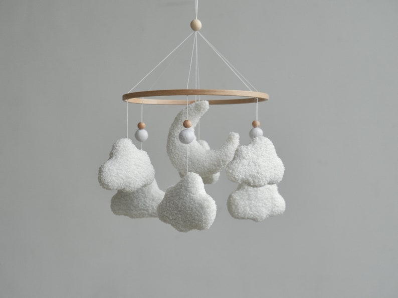 Mobile nuage bouclé pour lit de bébé, mobile neutre pour bébé, décoration nuage pour chambre de bébé, cadeau de baby shower, mobile pour berceau, mobile à suspendre, mobile pour bébé bohème image 6