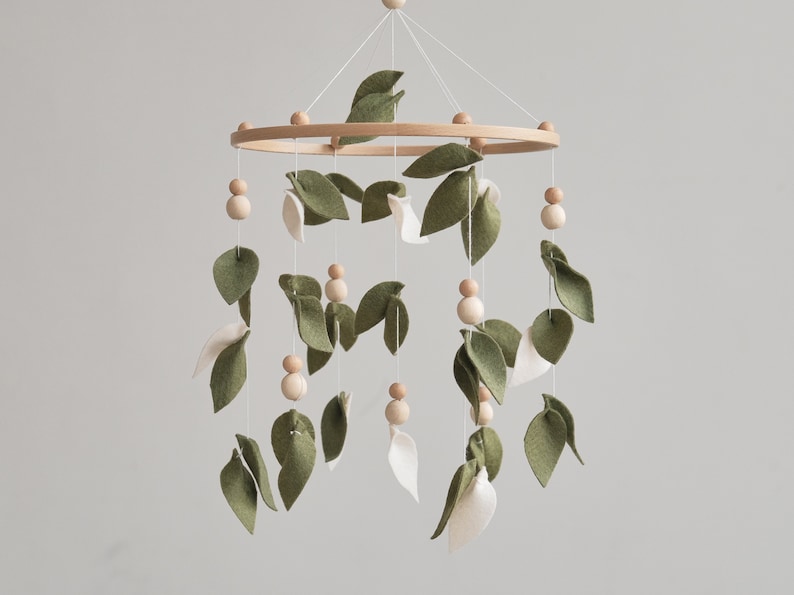 Blommigt blad babymobil, grön barnkammardekor, bohemisk babyshowerpresent bild 5