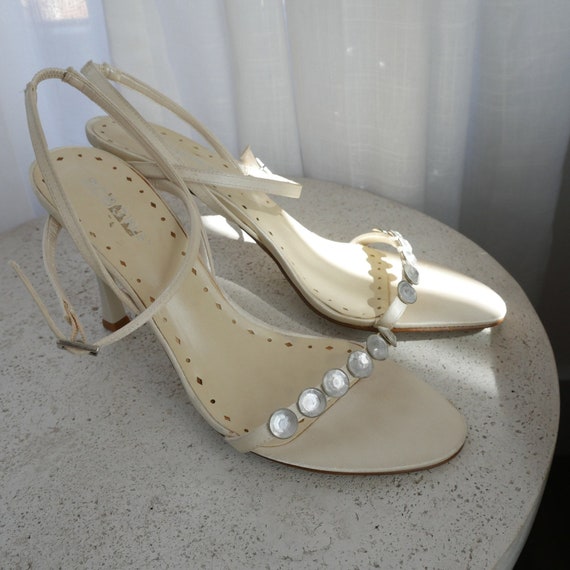 ivory strappy heels | y2k vintage bcbg ankle stra… - image 5