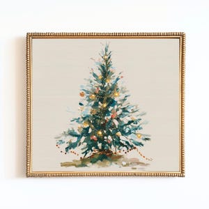 Puede incluir: Pintura enmarcada de un árbol de Navidad. El árbol está pintado en tonos verdes y azules, con toques de oro y adornos rojos. La obra de arte está sobre un fondo crema y enmarcada en un marco dorado.