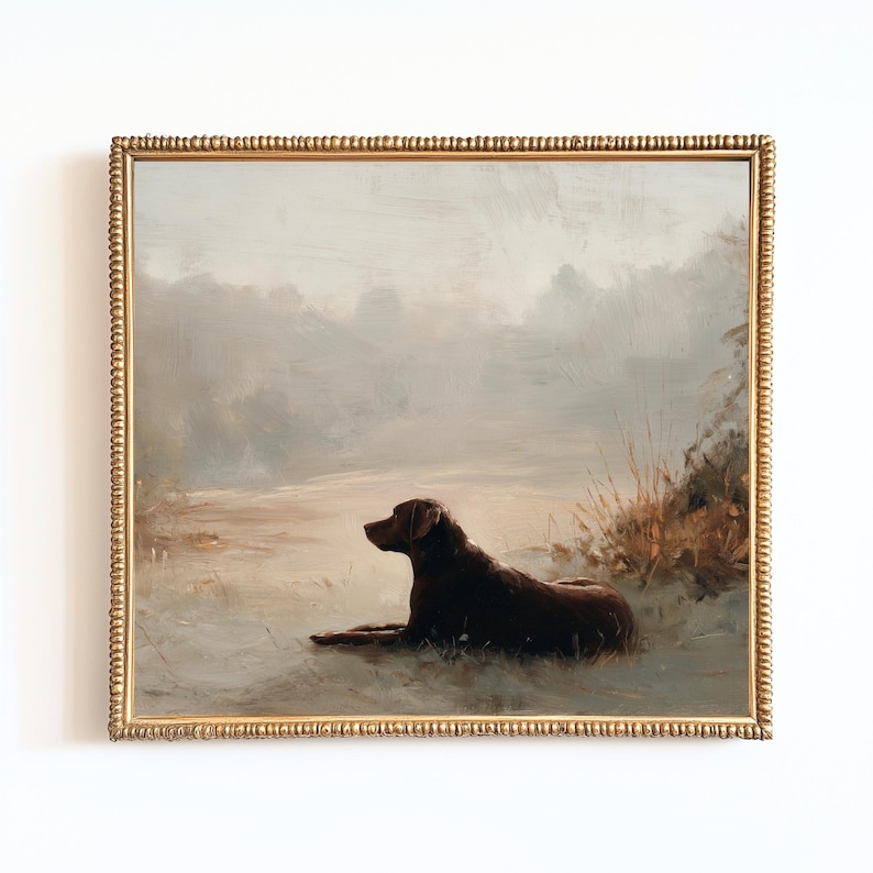 K&ouml;nnte beinhalten: Antikes gerahmtes Gem&auml;lde, das einen braunen Hund zeigt, der sich in einem Feld ausruht. Der Hund ist der Mittelpunkt, vor einer ged&auml;mpften, bew&ouml;lkten Landschaft. Der Rahmen ist goldfarben mit einem detaillierten, strukturierten Design.