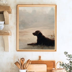 K&ouml;nnte beinhalten: Gerahmter Kunstdruck mit einem braunen Hund in einer Landschaft. Das Kunstwerk ist in einem goldenen Rahmen pr&auml;sentiert. Der Hund liegt entspannt, der Stil ist realistisch. Geeignet f&uuml;r die Inneneinrichtung.